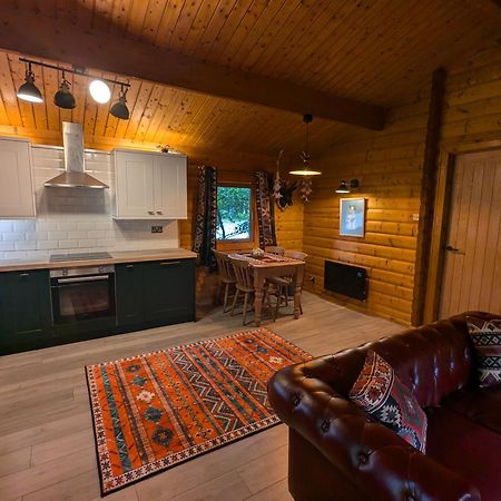 Pineshadow Lodge-Dog Friendly Kenwick Park Louth 라우스 외부 사진